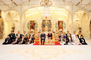 นายกสภาและอธิการบดี มรภ.เขตภาคกลาง และ ม.สวนดุสิต ทูลเกล้าฯ ถวายปริญญาดุษฎีบัณฑิตกิตติมศักดิ์ แด่ สมเด็จพระนางเจ้าฯ พระบรมราชินี