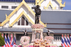 มรท. ร่วมพิธีถวายพวงมาลาสักการะเนื่องในวันคล้ายวันสวรรคต รัชกาลที่ 5