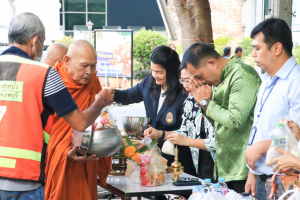 สำนักศิลปะและวัฒนธรรมจัดกิจกรรมตักบาตรประจำสัปดาห์