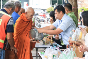สำนักศิลปะและวัฒนธรรมจัดกิจกรรมตักบาตรประจำสัปดาห์