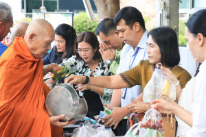สำนักศิลปะและวัฒนธรรมจัดกิจกรรมตักบาตรประจำสัปดาห์