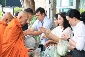 สำนักศิลปะและวัฒนธรรมจัดกิจกรรมตักบาตรประจำสัปดาห์
