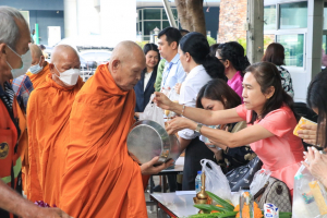 สำนักศิลปะและวัฒนธรรมจัดกิจกรรมตักบาตรประจำสัปดาห์