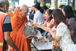 สำนักศิลปะและวัฒนธรรมจัดกิจกรรมตักบาตรประจำสัปดาห์