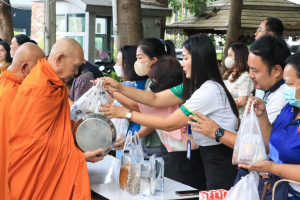 สำนักศิลปะและวัฒนธรรมจัดกิจกรรมตักบาตรประจำสัปดาห์