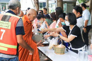 สำนักศิลปะและวัฒนธรรมจัดกิจกรรมตักบาตรประจำสัปดาห์