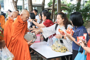 สำนักศิลปะและวัฒนธรรมจัดกิจกรรมตักบาตรประจำสัปดาห์