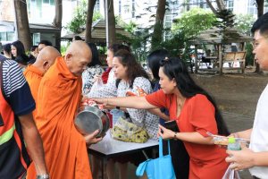 สำนักศิลปะและวัฒนธรรมจัดกิจกรรมตักบาตรประจำสัปดาห์