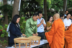 สำนักศิลปะและวัฒนธรรมจัดกิจกรรมตักบาตรประจำสัปดาห์