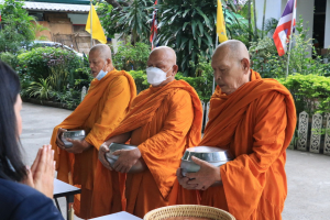 สำนักศิลปะและวัฒนธรรมจัดกิจกรรมตักบาตรประจำสัปดาห์
