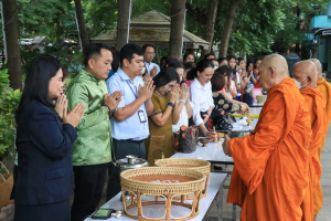 สำนักศิลปะและวัฒนธรรมจัดกิจกรรมตักบาตรประจำสัปดาห์