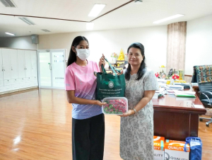 ผศ.ดร.กันยา บาร์นท์ อธิการบดี ชวนผู้ใจบุญจัดสรรของกิน - ของใช้ เติมตู้ปันสุข 