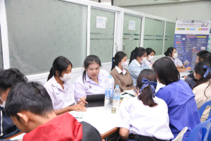 ปชส. มรท. พร้อมด้วย คณะเทคโนโลยีอุตสาหกรรม และคณะเทคโนโลยีสารสนเทศ ลงพื้นที่แนะแนวการศึกษาและอาชีพโรงเรียนพระนารายณ์ พบว่า ร้อยละ 50 ของนักเรียนชายและหญิงที่เข้าร่วมการแนะแนวมีความสนใจในหลักสูตรครุศาสตรบัณฑิต และนิติศาสตรบัณฑิต