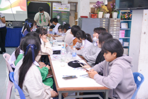 ปชส. มรท. พร้อมด้วย คณะเทคโนโลยีอุตสาหกรรม และคณะเทคโนโลยีสารสนเทศ ลงพื้นที่แนะแนวการศึกษาและอาชีพโรงเรียนพระนารายณ์ พบว่า ร้อยละ 50 ของนักเรียนชายและหญิงที่เข้าร่วมการแนะแนวมีความสนใจในหลักสูตรครุศาสตรบัณฑิต และนิติศาสตรบัณฑิต