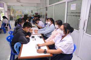 ปชส. มรท. พร้อมด้วย คณะเทคโนโลยีอุตสาหกรรม และคณะเทคโนโลยีสารสนเทศ ลงพื้นที่แนะแนวการศึกษาและอาชีพโรงเรียนพระนารายณ์ พบว่า ร้อยละ 50 ของนักเรียนชายและหญิงที่เข้าร่วมการแนะแนวมีความสนใจในหลักสูตรครุศาสตรบัณฑิต และนิติศาสตรบัณฑิต