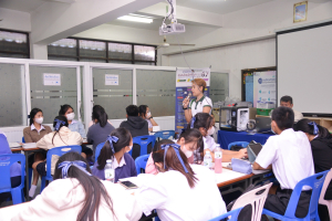 ปชส. มรท. พร้อมด้วย คณะเทคโนโลยีอุตสาหกรรม และคณะเทคโนโลยีสารสนเทศ ลงพื้นที่แนะแนวการศึกษาและอาชีพโรงเรียนพระนารายณ์ พบว่า ร้อยละ 50 ของนักเรียนชายและหญิงที่เข้าร่วมการแนะแนวมีความสนใจในหลักสูตรครุศาสตรบัณฑิต และนิติศาสตรบัณฑิต