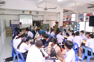 ปชส. มรท. พร้อมด้วย คณะเทคโนโลยีอุตสาหกรรม และคณะเทคโนโลยีสารสนเทศ ลงพื้นที่แนะแนวการศึกษาและอาชีพโรงเรียนพระนารายณ์ พบว่า ร้อยละ 50 ของนักเรียนชายและหญิงที่เข้าร่วมการแนะแนวมีความสนใจในหลักสูตรครุศาสตรบัณฑิต และนิติศาสตรบัณฑิต