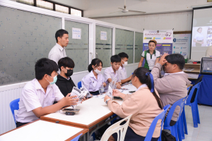 ปชส. มรท. พร้อมด้วย คณะเทคโนโลยีอุตสาหกรรม และคณะเทคโนโลยีสารสนเทศ ลงพื้นที่แนะแนวการศึกษาและอาชีพโรงเรียนพระนารายณ์ พบว่า ร้อยละ 50 ของนักเรียนชายและหญิงที่เข้าร่วมการแนะแนวมีความสนใจในหลักสูตรครุศาสตรบัณฑิต และนิติศาสตรบัณฑิต