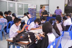 ปชส. มรท. พร้อมด้วย คณะเทคโนโลยีอุตสาหกรรม และคณะเทคโนโลยีสารสนเทศ ลงพื้นที่แนะแนวการศึกษาและอาชีพโรงเรียนพระนารายณ์ พบว่า ร้อยละ 50 ของนักเรียนชายและหญิงที่เข้าร่วมการแนะแนวมีความสนใจในหลักสูตรครุศาสตรบัณฑิต และนิติศาสตรบัณฑิต