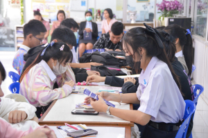 ปชส. มรท. พร้อมด้วย คณะเทคโนโลยีอุตสาหกรรม และคณะเทคโนโลยีสารสนเทศ ลงพื้นที่แนะแนวการศึกษาและอาชีพโรงเรียนพระนารายณ์ พบว่า ร้อยละ 50 ของนักเรียนชายและหญิงที่เข้าร่วมการแนะแนวมีความสนใจในหลักสูตรครุศาสตรบัณฑิต และนิติศาสตรบัณฑิต