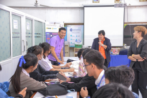 ปชส. มรท. พร้อมด้วย คณะเทคโนโลยีอุตสาหกรรม และคณะเทคโนโลยีสารสนเทศ ลงพื้นที่แนะแนวการศึกษาและอาชีพโรงเรียนพระนารายณ์ พบว่า ร้อยละ 50 ของนักเรียนชายและหญิงที่เข้าร่วมการแนะแนวมีความสนใจในหลักสูตรครุศาสตรบัณฑิต และนิติศาสตรบัณฑิต