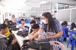 ปชส. มรท. พร้อมด้วย คณะเทคโนโลยีอุตสาหกรรม และคณะเทคโนโลยีสารสนเทศ ลงพื้นที่แนะแนวการศึกษาและอาชีพโรงเรียนพระนารายณ์ พบว่า ร้อยละ 50 ของนักเรียนชายและหญิงที่เข้าร่วมการแนะแนวมีความสนใจในหลักสูตรครุศาสตรบัณฑิต และนิติศาสตรบัณฑิต