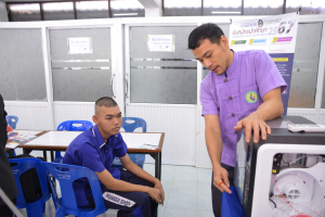 ปชส. มรท. พร้อมด้วย คณะเทคโนโลยีอุตสาหกรรม และคณะเทคโนโลยีสารสนเทศ ลงพื้นที่แนะแนวการศึกษาและอาชีพโรงเรียนพระนารายณ์ พบว่า ร้อยละ 50 ของนักเรียนชายและหญิงที่เข้าร่วมการแนะแนวมีความสนใจในหลักสูตรครุศาสตรบัณฑิต และนิติศาสตรบัณฑิต