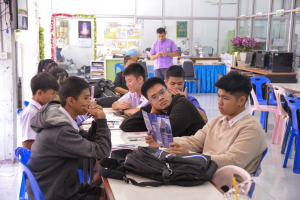 ปชส. มรท. พร้อมด้วย คณะเทคโนโลยีอุตสาหกรรม และคณะเทคโนโลยีสารสนเทศ ลงพื้นที่แนะแนวการศึกษาและอาชีพโรงเรียนพระนารายณ์ พบว่า ร้อยละ 50 ของนักเรียนชายและหญิงที่เข้าร่วมการแนะแนวมีความสนใจในหลักสูตรครุศาสตรบัณฑิต และนิติศาสตรบัณฑิต