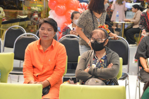 มรท. จัดอบรมเชิงปฏิบัติการต่อยอดผลิตภัณฑ์ชุมชน อบรมสมุดทำมือจากผ้าทอ 3 บุรี