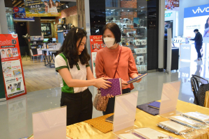 มรท. จัดอบรมเชิงปฏิบัติการต่อยอดผลิตภัณฑ์ชุมชน อบรมสมุดทำมือจากผ้าทอ 3 บุรี