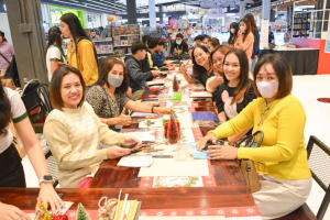 มรท. จัดอบรมเชิงปฏิบัติการต่อยอดผลิตภัณฑ์ชุมชน อบรมสมุดทำมือจากผ้าทอ 3 บุรี