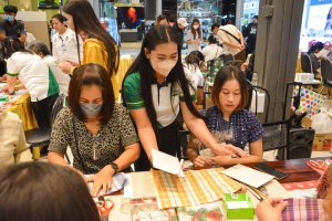 มรท. จัดอบรมเชิงปฏิบัติการต่อยอดผลิตภัณฑ์ชุมชน อบรมสมุดทำมือจากผ้าทอ 3 บุรี