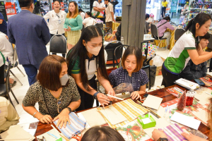 มรท. จัดอบรมเชิงปฏิบัติการต่อยอดผลิตภัณฑ์ชุมชน อบรมสมุดทำมือจากผ้าทอ 3 บุรี