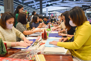 มรท. จัดอบรมเชิงปฏิบัติการต่อยอดผลิตภัณฑ์ชุมชน อบรมสมุดทำมือจากผ้าทอ 3 บุรี