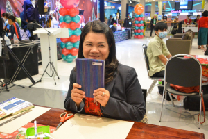 มรท. จัดอบรมเชิงปฏิบัติการต่อยอดผลิตภัณฑ์ชุมชน อบรมสมุดทำมือจากผ้าทอ 3 บุรี