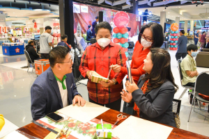 มรท. จัดอบรมเชิงปฏิบัติการต่อยอดผลิตภัณฑ์ชุมชน อบรมสมุดทำมือจากผ้าทอ 3 บุรี