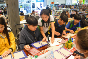 มรท. จัดอบรมเชิงปฏิบัติการต่อยอดผลิตภัณฑ์ชุมชน อบรมสมุดทำมือจากผ้าทอ 3 บุรี