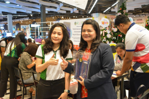 มรท. จัดอบรมเชิงปฏิบัติการต่อยอดผลิตภัณฑ์ชุมชน อบรมสมุดทำมือจากผ้าทอ 3 บุรี