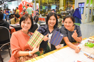 มรท. จัดอบรมเชิงปฏิบัติการต่อยอดผลิตภัณฑ์ชุมชน อบรมสมุดทำมือจากผ้าทอ 3 บุรี