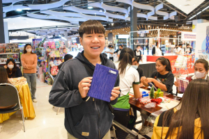 มรท. จัดอบรมเชิงปฏิบัติการต่อยอดผลิตภัณฑ์ชุมชน อบรมสมุดทำมือจากผ้าทอ 3 บุรี