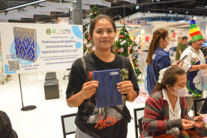 มรท. จัดอบรมเชิงปฏิบัติการต่อยอดผลิตภัณฑ์ชุมชน อบรมสมุดทำมือจากผ้าทอ 3 บุรี