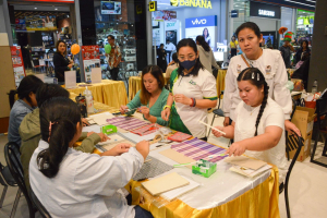 มรท. จัดอบรมเชิงปฏิบัติการต่อยอดผลิตภัณฑ์ชุมชน อบรมสมุดทำมือจากผ้าทอ 3 บุรี
