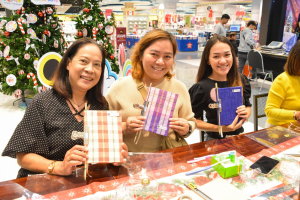 มรท. จัดอบรมเชิงปฏิบัติการต่อยอดผลิตภัณฑ์ชุมชน อบรมสมุดทำมือจากผ้าทอ 3 บุรี