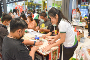 มรท. จัดอบรมเชิงปฏิบัติการต่อยอดผลิตภัณฑ์ชุมชน อบรมสมุดทำมือจากผ้าทอ 3 บุรี