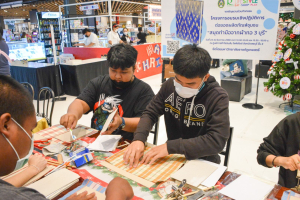 มรท. จัดอบรมเชิงปฏิบัติการต่อยอดผลิตภัณฑ์ชุมชน อบรมสมุดทำมือจากผ้าทอ 3 บุรี