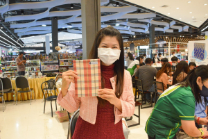 มรท. จัดอบรมเชิงปฏิบัติการต่อยอดผลิตภัณฑ์ชุมชน อบรมสมุดทำมือจากผ้าทอ 3 บุรี