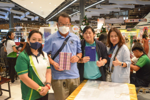มรท. จัดอบรมเชิงปฏิบัติการต่อยอดผลิตภัณฑ์ชุมชน อบรมสมุดทำมือจากผ้าทอ 3 บุรี