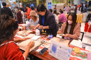 มรท. จัดอบรมเชิงปฏิบัติการต่อยอดผลิตภัณฑ์ชุมชน อบรมสมุดทำมือจากผ้าทอ 3 บุรี