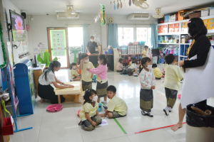 อธิการบดี มรท. นำทีม คกก.พัฒนาหลักสูตรปฐมวัยและประถมศึกษา รร.สาธิต ดูงาน รร.สาธิต 