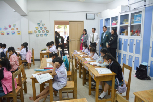 อธิการบดี มรท. นำทีม คกก.พัฒนาหลักสูตรปฐมวัยและประถมศึกษา รร.สาธิต ดูงาน รร.สาธิต 